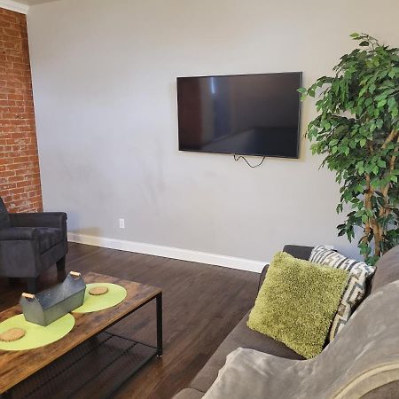 Fresh Modern Industrial Split Level Apartment Cincinnati Exterior photo